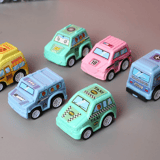 Seis coches de juguete en colores pastel, entre ellos un taxi, un autobús escolar y una camioneta, sobre una superficie lisa.
