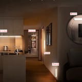 Ambiente de una vivienda de noche con barras LED instaladas en cocina, clóset y paredes.
