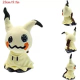 Peluche de Mimikyu con medida de 23 cm y tres tomas de perfil y dorso a la derecha.