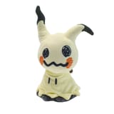 Vista frontal completa del peluche de Mimikyu sobre fondo blanco.