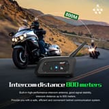 Dos motos en una ruta de montaña al atardecer unidas por un arco punteado, con una unidad de intercomunicador con antena al frente.