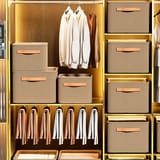 Armario completo con ropa colgada y cajas organizadoras en los estantes.