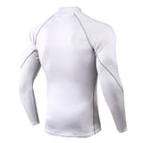 Vista posterior de una camiseta de compresión blanca de manga larga sobre un maniquí.