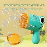 Pistola de burbujas turquesa con forma de dinosaurio lanzando burbujas hacia arriba, con una bandeja naranja redonda en el suelo y un fondo de colinas y arbolitos.