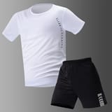 Conjunto de camiseta blanca de manga corta y short negro con franjas grises, sobre fondo gris claro.