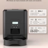 Comedero automático negro con pantalla digital mostrando los ajustes de horarios y porciones.