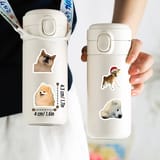 Dos botellas térmicas blancas con calcomanías de perros pegadas y cotas de medida en centímetros y pulgadas.