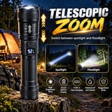 Linterna negra parada sobre un tronco junto a una carpa iluminada, con dos fotos pequeñas de su haz lejano y su haz amplio