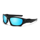 Gafas de sol de montura negra con lentes de espejo azul celeste sobre fondo blanco.