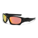 Gafas de sol de montura negra con lentes de espejo naranja y amarillo sobre fondo blanco.