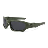 Gafas de sol de montura verde oliva con lentes gris oscuro, vista de tres cuartos sobre fondo blanco.