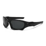Gafas de sol totalmente negras con lentes gris oscuro, en vista de tres cuartos sobre fondo blanco.