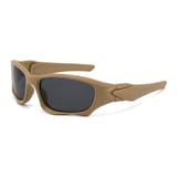 Gafas de sol de montura beige arena y lentes gris oscuro, vistas de tres cuartos sobre fondo blanco.