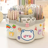 Organizador beige y gris con compartimentos para lápices y accesorios decorado con figuras de osito.