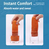 Manos que hunden la toalla naranja en un vaso con agua y después la escurren sobre otro vaso vacío.