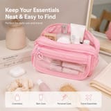 Estuche rosado abierto sobre una repisa de baño, con botellas y tubos de cosméticos adentro y un espejo al fondo.
