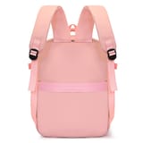 Parte trasera de la mochila rosa con tirantes acolchados, hebillas negras y banda horizontal