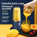 Licuadora azul con batido de mango sobre mesa amarilla; una mano sirve jugo en un vaso junto a fruta cortada