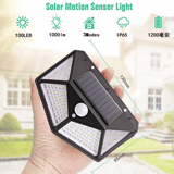 Una mano sostiene la lámpara solar negra con el panel solar arriba y los LED encendidos, con medidas marcadas y una fila de iconos sobre ella.