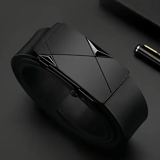 Cinturón negro enrollado con hebilla metálica de diseño geométrico totalmente negra.