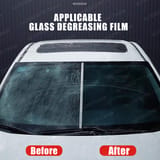 Vista superior de un auto blanco con el parabrisas a medio limpiar, con una mitad opaca y otra transparente.