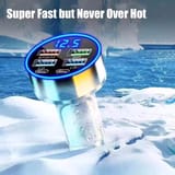 Cargador de auto con diseño metálico sobre un fondo de hielo y agua.