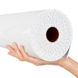 Una mano sostiene un rollo y deja ver el reverso blanco con una grilla de triángulos impresa.