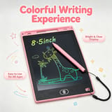 Tableta rosa inclinada con una jirafa dibujada en verde y amarillo, y el lápiz sobre la pantalla.