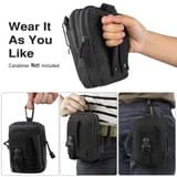 Bolso táctico negro sostenido con la mano y fijado al pantalón con un mosquetón.