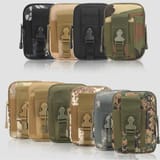 Variedad de bolsos tácticos organizados en fila en diferentes colores y patrones de camuflaje.