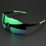 Gafas deportivas de montura negra y luna espejada verde sobre fondo oscuro.