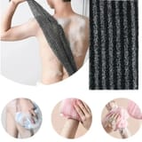 Hombre de espaldas con una tira de tejido oscuro pasada por el hombro y espalda con espuma, junto al detalle del tejido y tres recuadros con la tira frotando pierna y brazos.