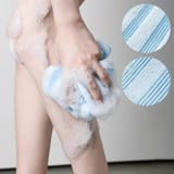 Mano frotando una tira celeste con espuma sobre una pierna, con dos recuadros circulares que amplían el tejido rayado.