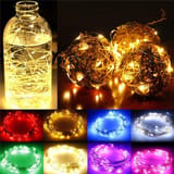 Luces LED dentro de una botella con agua y muestras de la tira en ocho colores distintos.