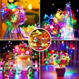Guirnaldas de micro luces LED multicolores decorando ramos de flores y maceteros.
