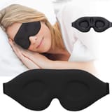 Mujer durmiendo con antifaz junto a vistas frontal e interior de las cavidades oculares.