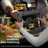 Manos sostienen la luz de anillo con un teléfono arriba mostrando un video de comida y un micrófono blanco montado al costado; dentro del anillo una cámara réflex fotografía un plato.