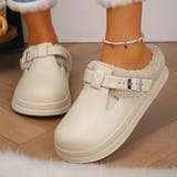 Los dos pies calzados con los chodos crema sobre piso de madera en espiga, con jeans de pelo y tobillera de perlas.