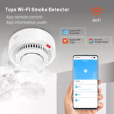 Detector de humo visto en perspectiva con un celular mostrando el estado del dispositivo.