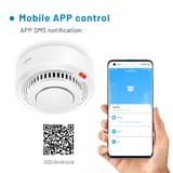 Detector de humo blanco visto de frente acompañado por un celular y un código QR.