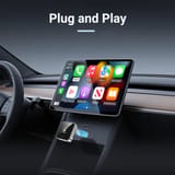 Adaptador conectado directamente en la toma USB de la consola central debajo de la pantalla del auto.