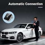 Hombre en traje junto a un auto blanco sosteniendo su celular mientras se conecta al adaptador.