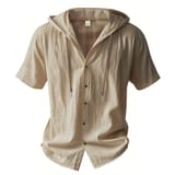 Camisa de color beige de manga corta con capucha y botones en vista frontal.