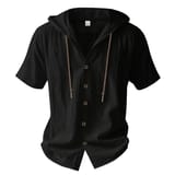 Camisa negra de manga corta con capucha, cordones y botones vista de frente.