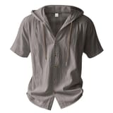 Camisa de color gris con capucha, botones al frente y cordones colgantes.