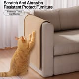 Gato afilándose las uñas sobre un protector de sisal doblado sobre el brazo de un sofá.