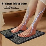 Piernas y pies descalzos sobre la alfombra en un suelo de madera, con rayos luminosos dibujados sobre la piel.