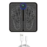 Alfombra de masaje vista de frente sobre fondo blanco y, debajo, un cable blanco USB a USB-C enrollado.