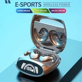 Estuche abierto de tono cobrizo sobre fondo celeste, con la pantalla numérica encendida en el frente.