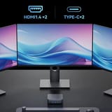 Mini PC en un escritorio con tres pantallas panorámicas y un teclado al frente.